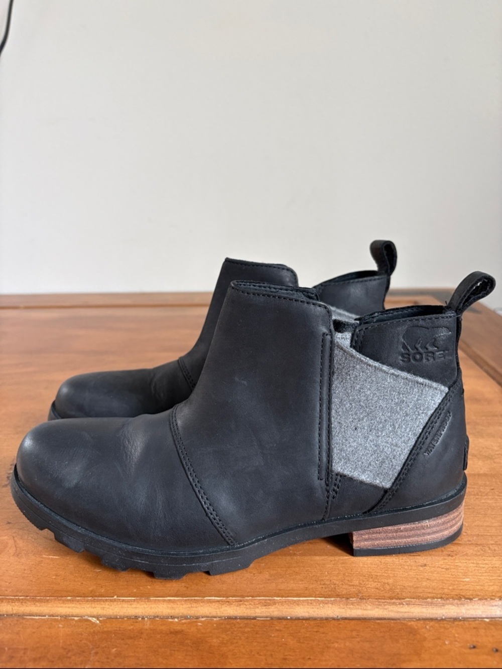 Sorel Emelie Black Chelsea Leather Boots with Gray Elastic Panel Size 7.5 - Picture 3 of 13